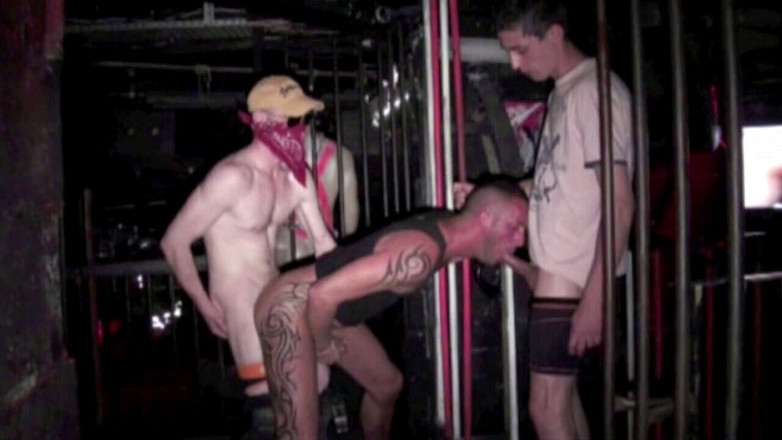 Discret Cruising sex: Gay fodido por hetero no quarto dos fundos