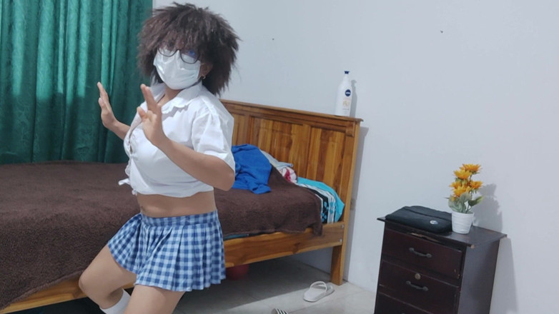 NEGRITA SEXY: 老婦人は、欲情した学生のように見えることを空想しながらかつらを外してしまう