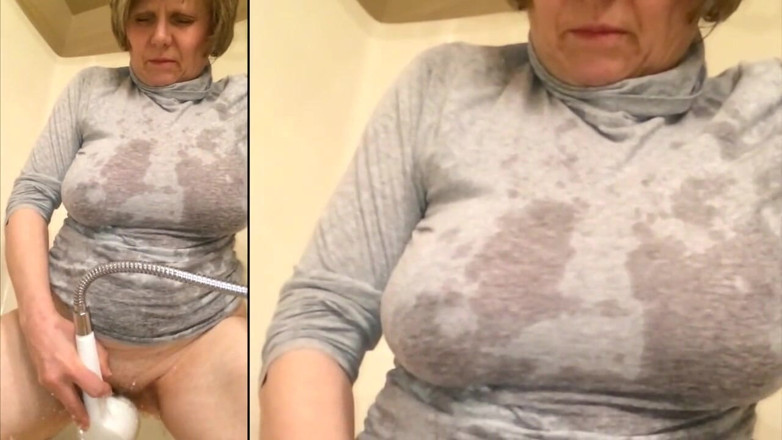 MarieRocks: 회색 셔츠를 입고 자위하는 거유 GILF