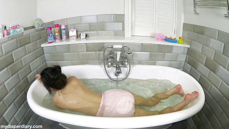 Faye Taylor: Plastikhose in der badewanne
