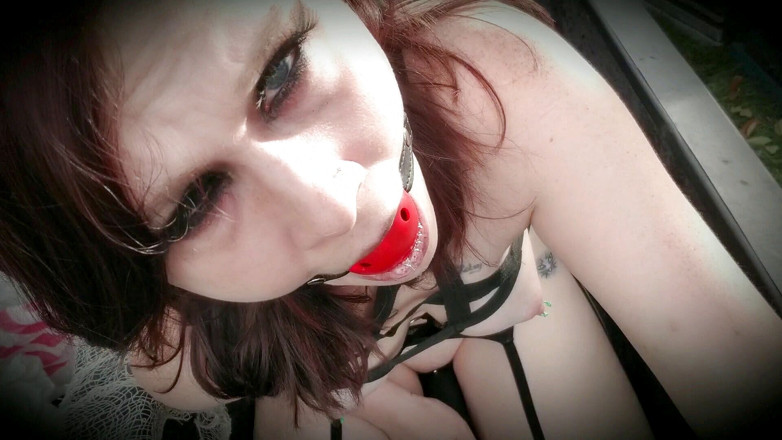 Kayci Kitten: La masturbazione del vampiro ballgag