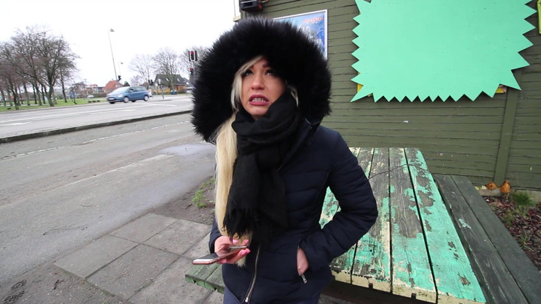 Eronordic: Gorąca blondie miga cyckami i ssie kutasa w Danii