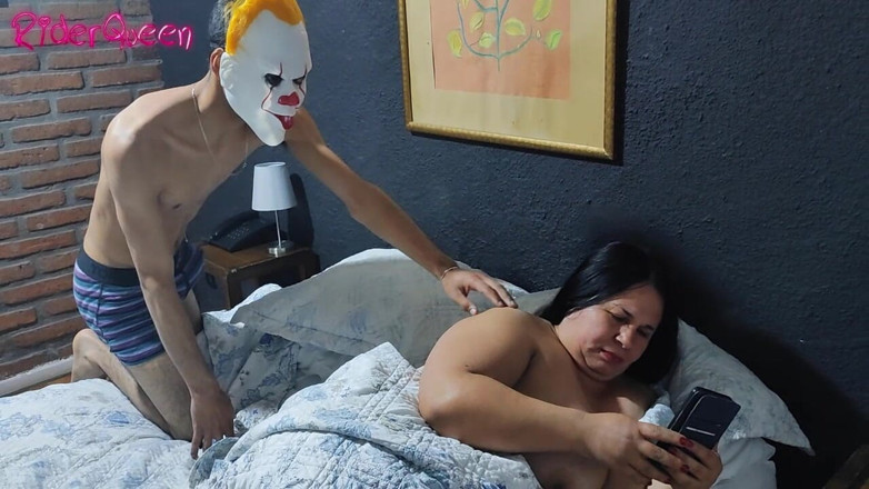 Riderqueen: Surporise sur un lit, une maman à gros cul se fait...