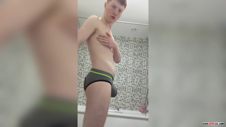 Euro boy xxx: Gioca da sola con il ragazzo liscio jasper
