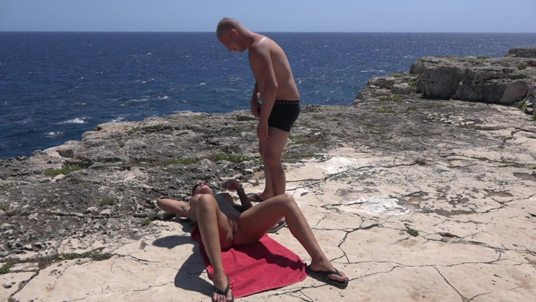 Alfacontent: Bionda gode di sesso sulla spiaggia