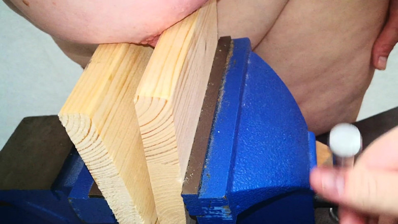 Bouncy Tits Action: Tepel knijpt in een vice