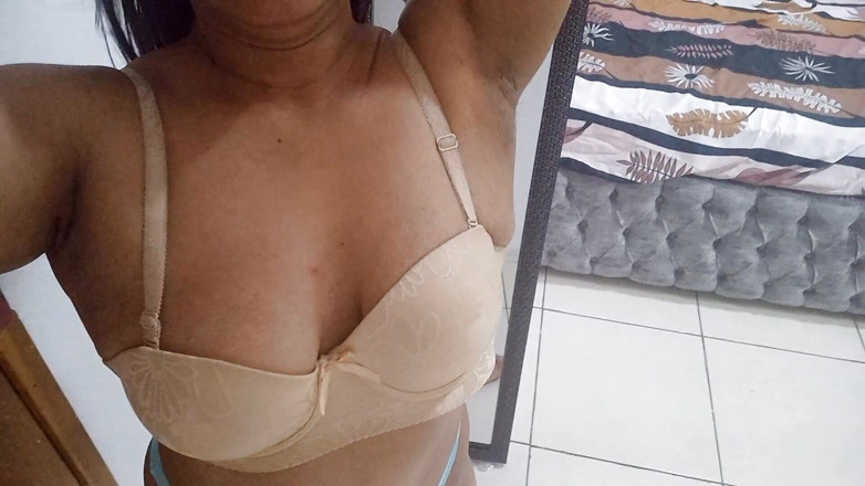 PATY PATY: Une belle-fille exotique devant le miroir se masturbe dans sa...