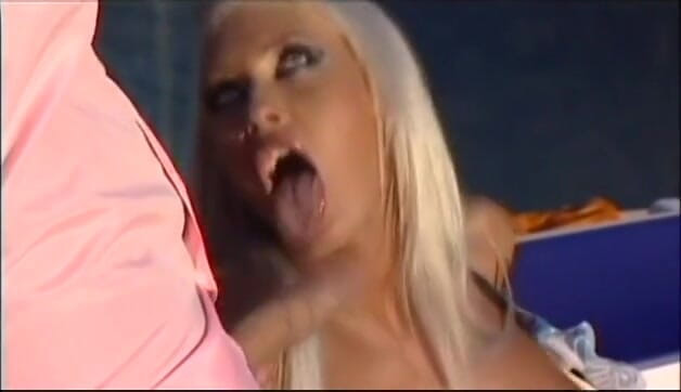 3 Bangers: Hermosa rubia le encanta chupar una gran polla mientras se...