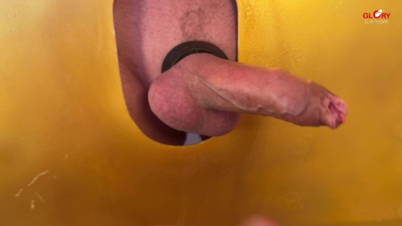 GLORYHOLEGAYS: Na Gold Gloryhole – chtěl jsem si jen trochu zakousat... Pak...