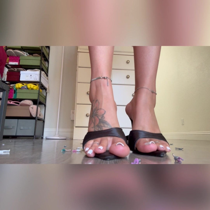Tan feets: Latina Tanfeets giganta pequeña aplastada en tacones y descalza con...