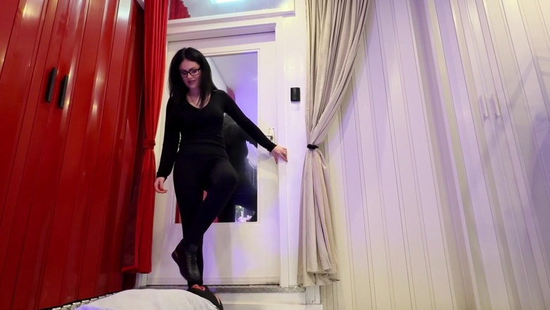 Lady Blackdiamoond: Lèche mes baskets pour nettoyer