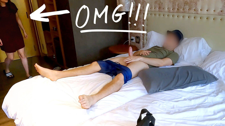 CloseUpCandy: Kelipan zakar di Hotel! Pembantu rumah muda menangkap saya melancap...