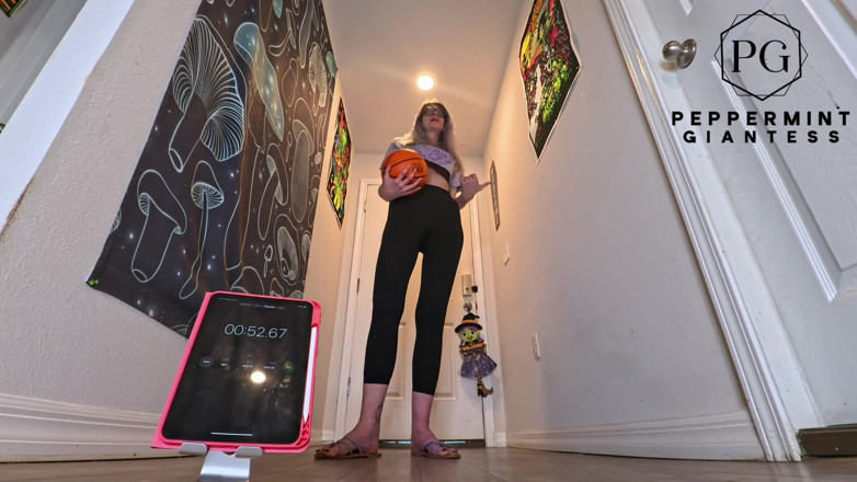 Peppermint Giantess: 6'7 grand défi de main de basket-ball de déesse combien...