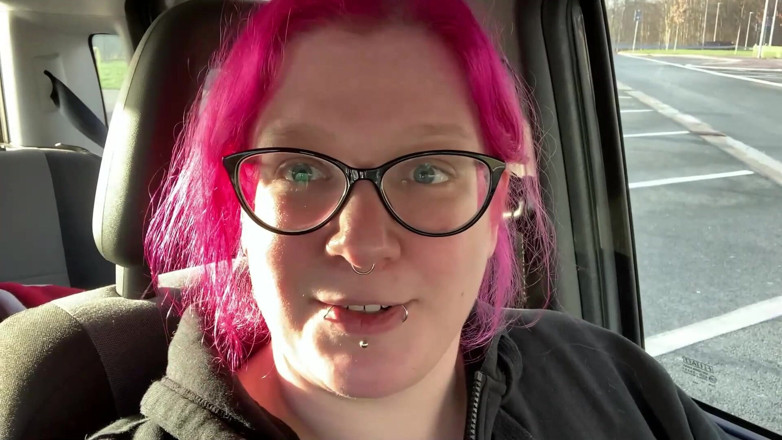 Abby Strange: Abby Strange, Allemande pulpeuse - compilation de pipi, pisse en plein...
