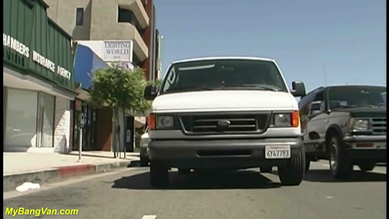 My Bang Van: Une MILF mince se fait draguer dans la rue pour...