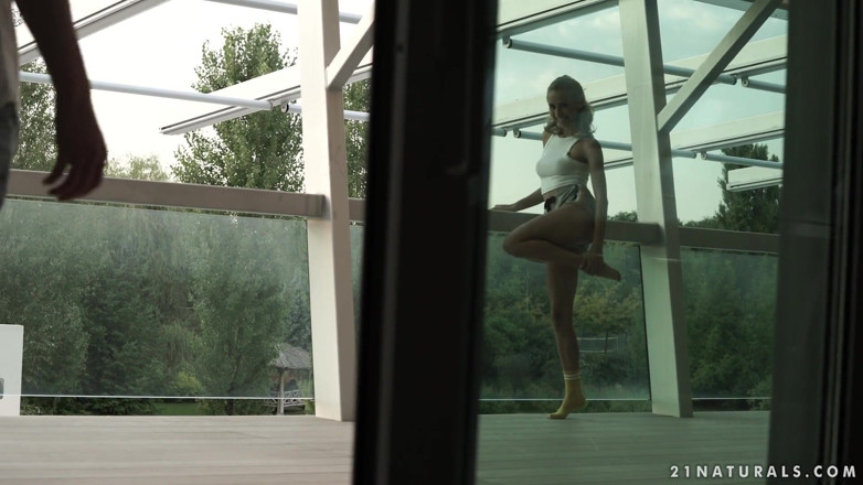 21 Naturals: 21Naturals - Charlie Dean sukakan kaki Veronica Leal!