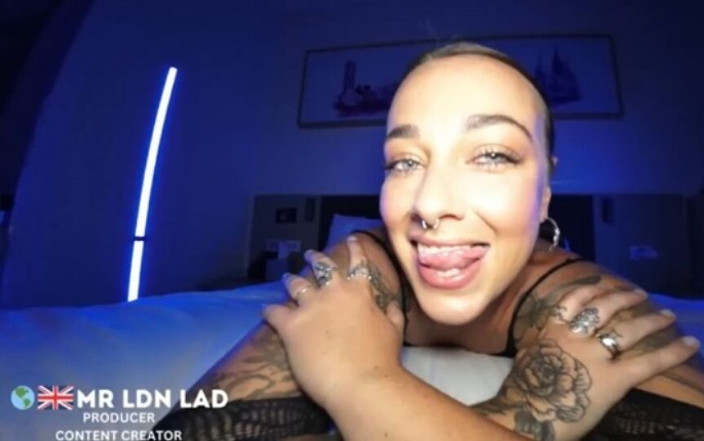 Mr LDN Lad: Großes aussie, geölt, squirting, PAWG, gefüllt und eingeölt