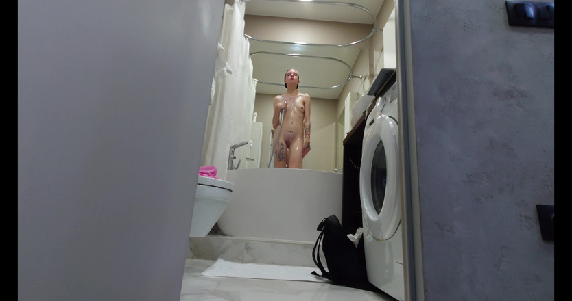 Milfs and Teens: Cewek sange ini lagi asik sembunyiin kamera di kamar mandi...