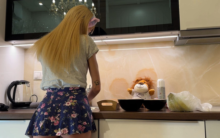 Short Skirt TV: 짧은 미니 스커트를 입고 집에서 팬티를 벗고 보지를 깜박이는 핫한 금발 대학 치어리더