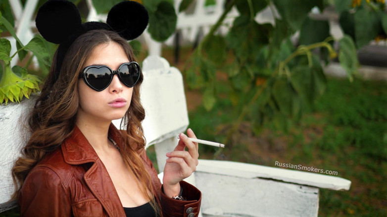 Russian Smokers: Angel Rusia sensual merokok dalam cahaya matahari