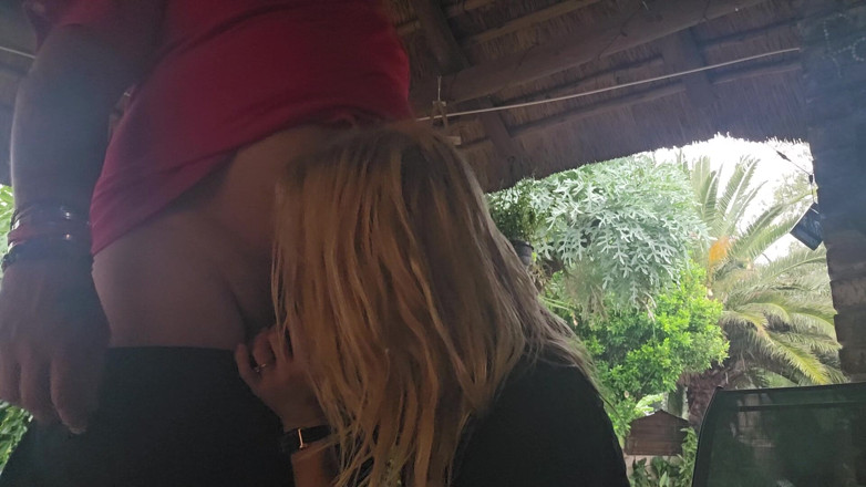 Sparowdox: Une fille de 18 ans suce une bite dans la nature...