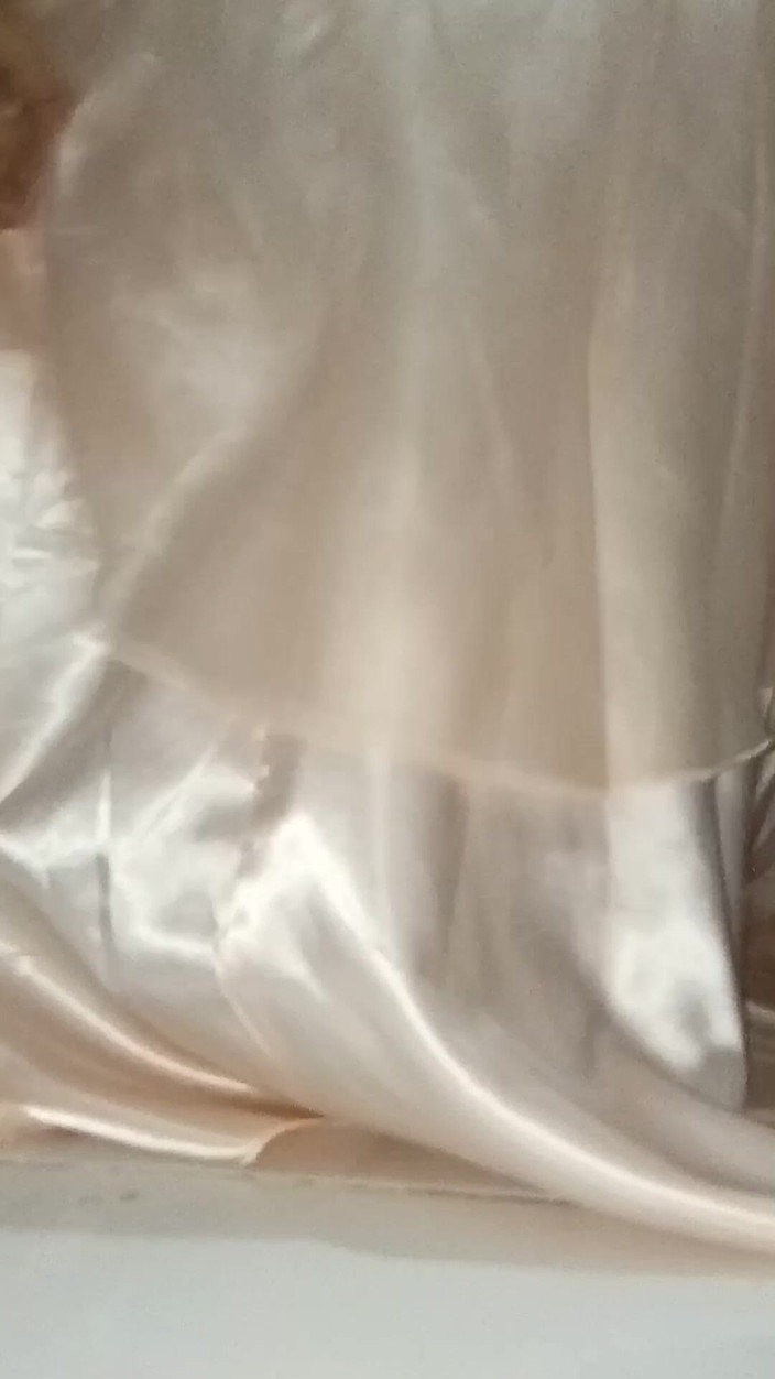 Naomisinka: Travesti saten organza sevimli elbise giyerek fışkırtıyor