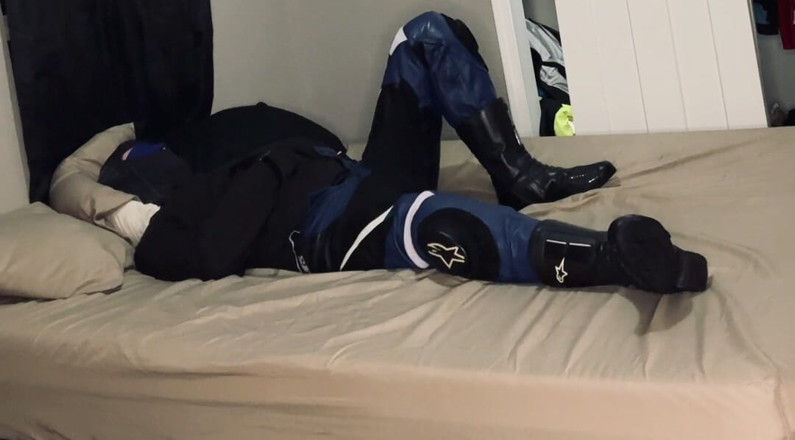 GearJock69: Pengendara motor pakai stoking ketat dan diikat