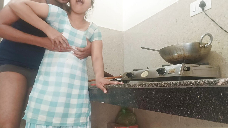 YOURAMRITA04: 20 yers古いインドDesi Village Bhabhiは、明確なヒンディー語オーディオにキッチンでDeverに犯されました