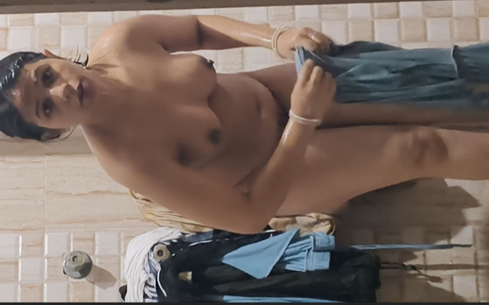 Hot Sis: Rabuda Latika nua no banheiro