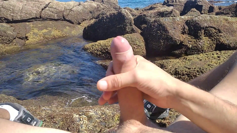 Elvissc: Masturbando um pau duro com vista para o mar na...