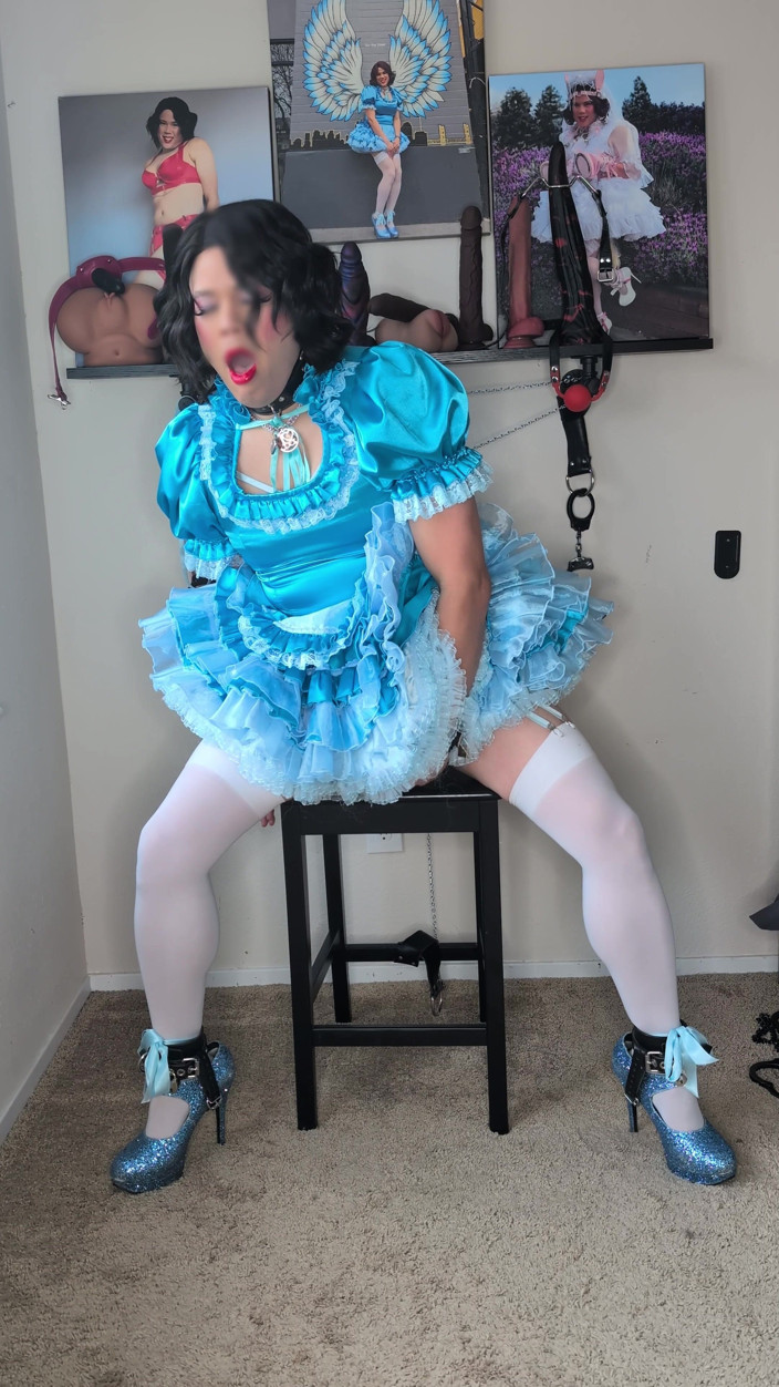 Sissy Candy: Banci Candy bermain dengan dildo bahagian 1