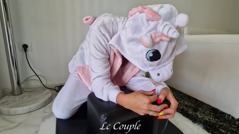 LC couple: Une jolie MILF amateur en costume de licorne avec sa...