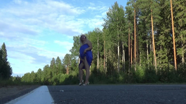 RedRoseRus: Nackte MILF unter leichtem Sommerkleid
