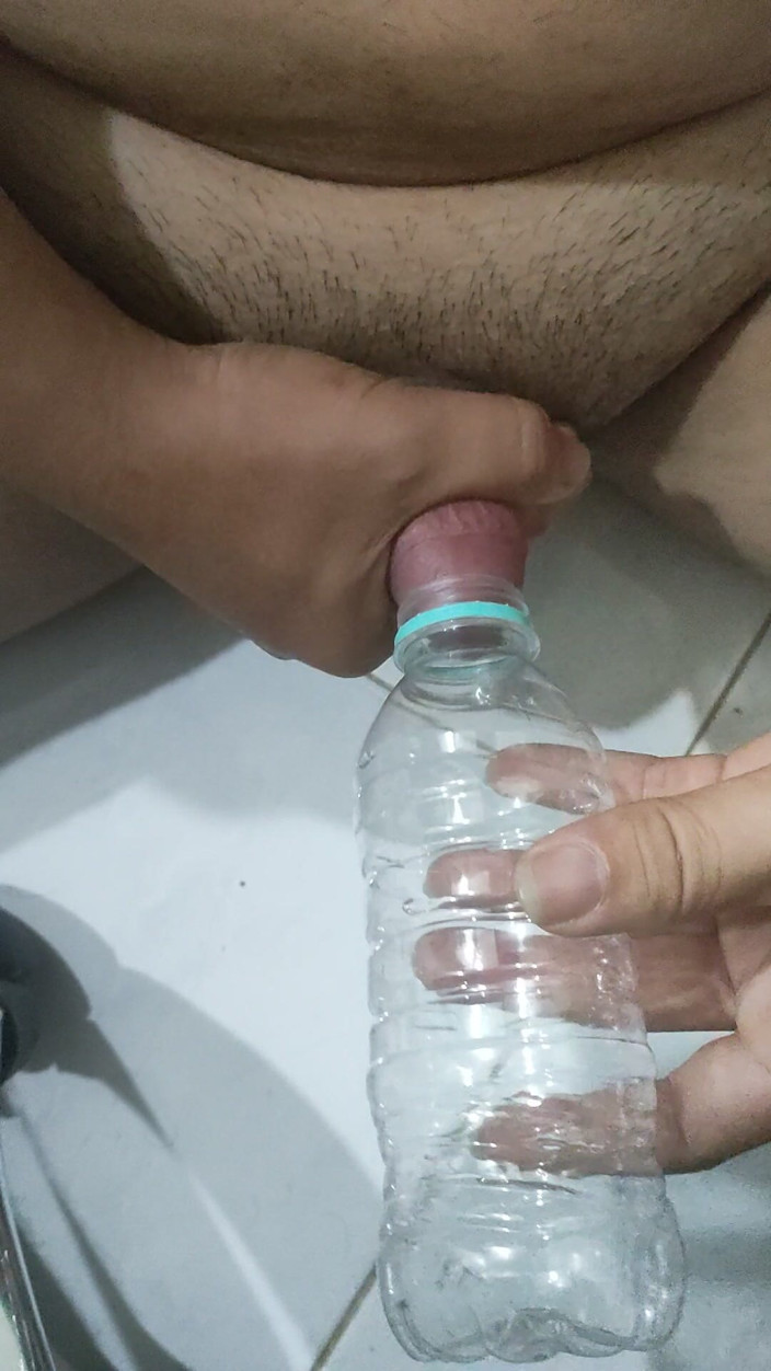 Shyboymasturbate: Cowok ini pertama kali coba kolektor susu cowok ini