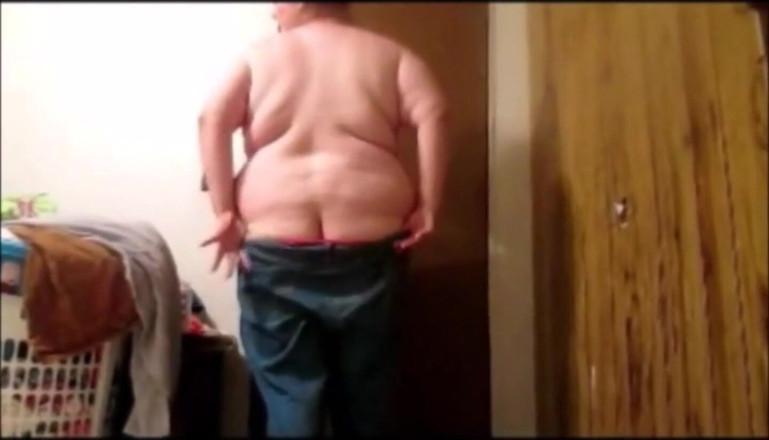 Fat Goddes: Une jeune femme suce une vieille bite poilue