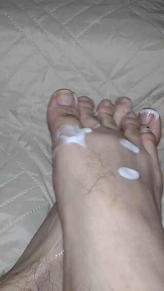 Tomas Styl: Il masse ses pieds avec du sperme blanc