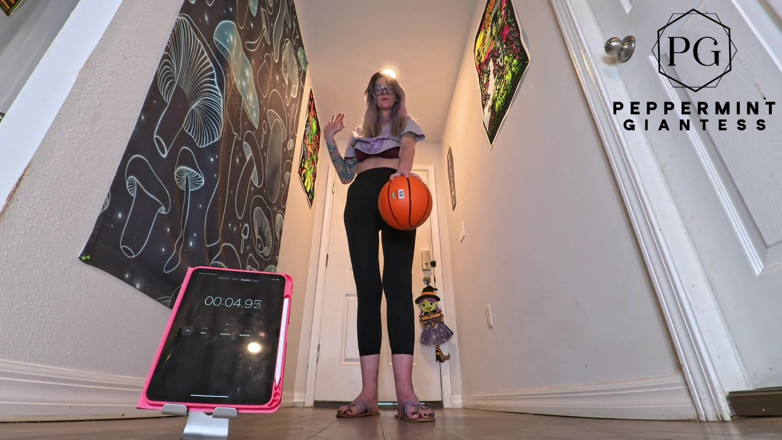 Peppermint Giantess: 6'7 Dewi Tinggi Memegang Cabaran Bola Kebakaran Satu Tangan Berapa...