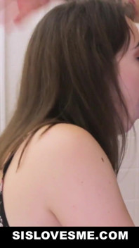 Schattige stiefzus pijpt haar stiefbroer onder de douche