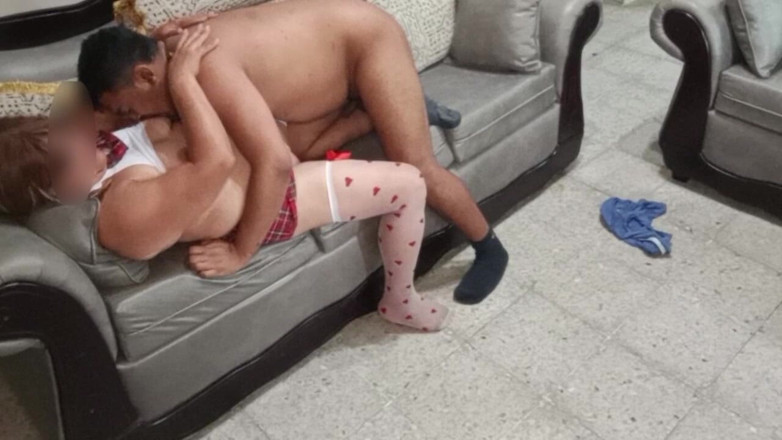 Sofixxx: Une belle-mère mature s’habille en étudiante pour réaliser son fantasme