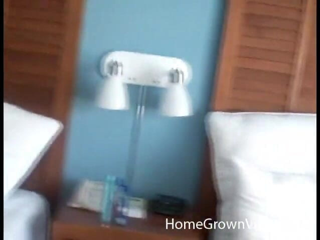 Homegrown Video: Cherry và Gracie chơi tay ba với Jake