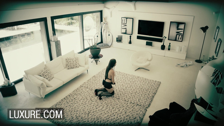 Luxure: Alexandra Stein xem trên camera cc trong khi bị người...