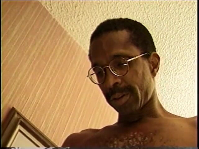 First Black Sexperience: La bionda matura fa un pompino all'uomo nero e poi...