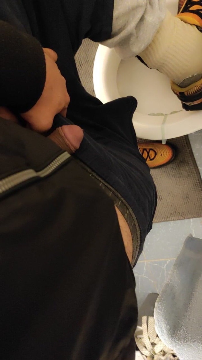 SmokedAlloy2: Dirtyjunkbro dans des toilettes pleines de pisse, chaussettes puantes et...