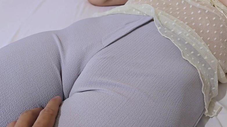 Venus and rider: Une femme amateur se doigte la chatte avec une bite...