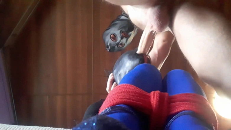 LauraOnHeels: Eu estou amarrado e com capuz em salto alto e...