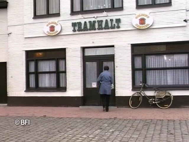 Naughty by nature in Holland: Xkiss - café tramhalt parte 4