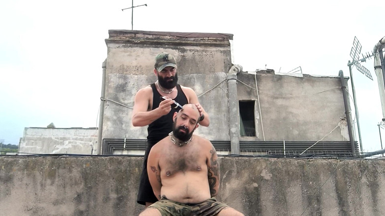 The Bearded Master: Vousatý pán má chlupatého prasečího otroka a holí si hlavu.