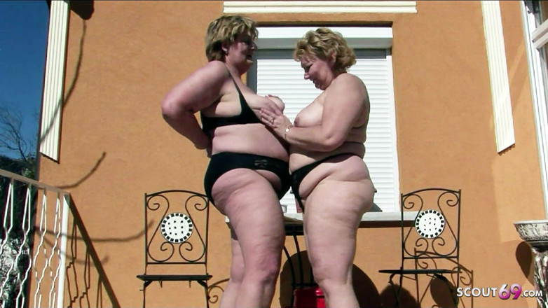 Full porn collection: Lesbianas maduras gordas Alma y Fatyme atrapadas masturbándose al aire...