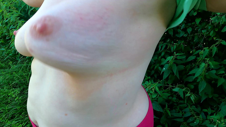 Bouncy Tits Action: В дополнение к крапиве, сиськи из битых красных