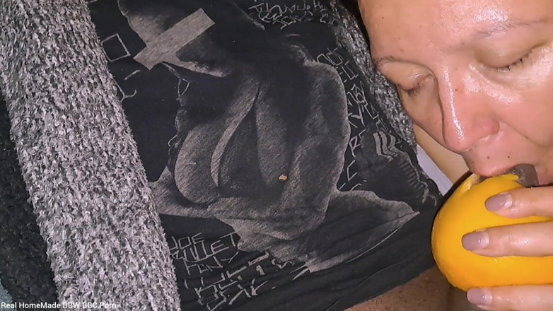 Real homemade BBW BBC porn: बड़े काले लंड को अद्भुत अंगूर देने वाली लंड चुसाई उसके लंड को पथपाकर कराह रही है और कराह रही है